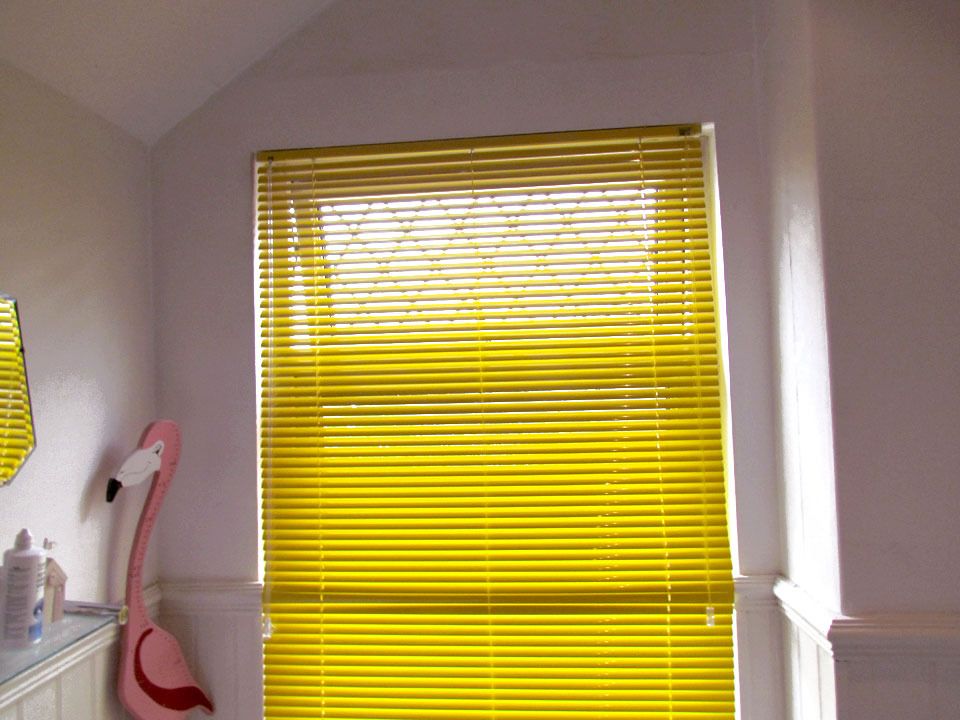 yellow Venetian blinds in the bathroom