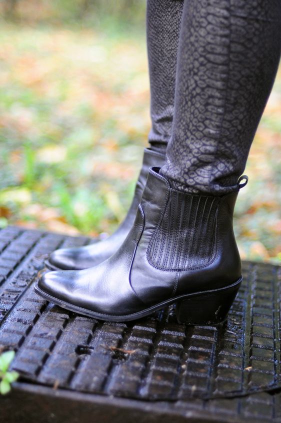 photo NewYorkerblackoversizecardiganMangosnakeprintedjeansRiverIslandchelseabootsMonkigreytopSpecsaversFrenchConnectionglasses-cyl_zpsb862bc06.jpg