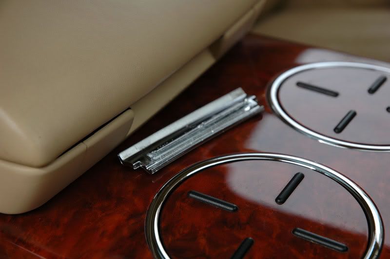 Broken Latch on Center Console Cover 5 seater VW Vortex