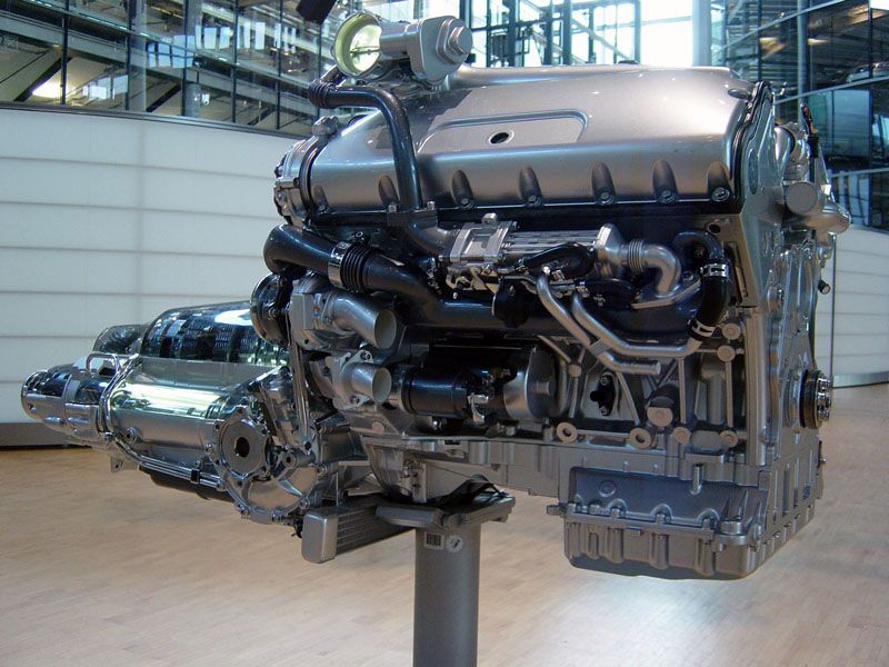 Cutaway view of the V10 Turbo Diesel Phaeton Engine.