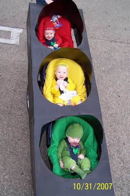 Creative Halloween Costumes for Triplets: Stoplight via Triplet connection