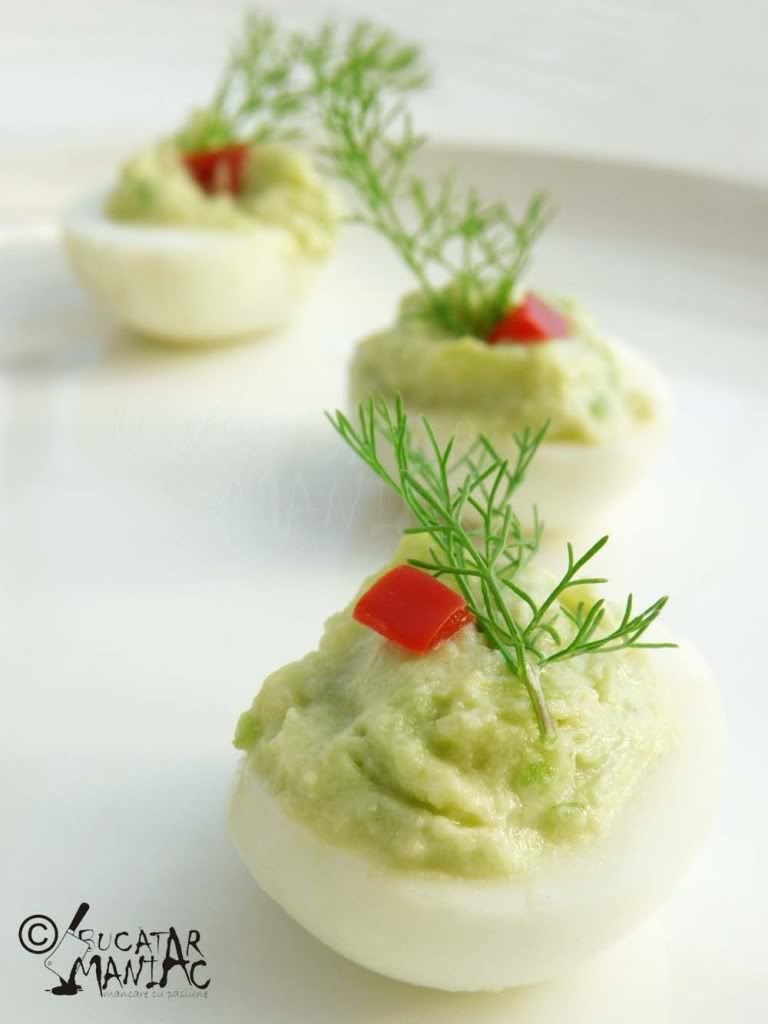 oua de prepelita umplute cu crema de avocado