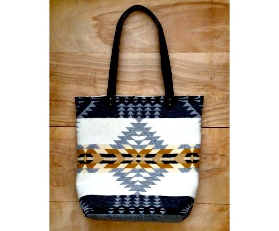 Navajo-inspired accessories for fall fashion | Wool tote by Robin Cottage at Etsy