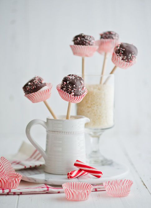 These Chocolate Marshmallow Pops might just be the #1 way we found to use up leftover candy canes. Yum! | White On Rice Couple