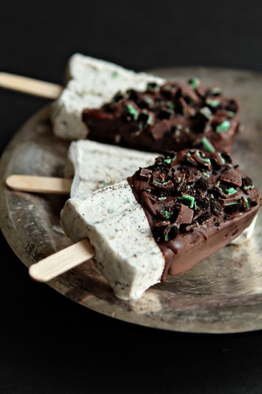 Gourmet popsicle recipes: Mint Chocolate Chip Cheesecake popsicles at Good Life Eats