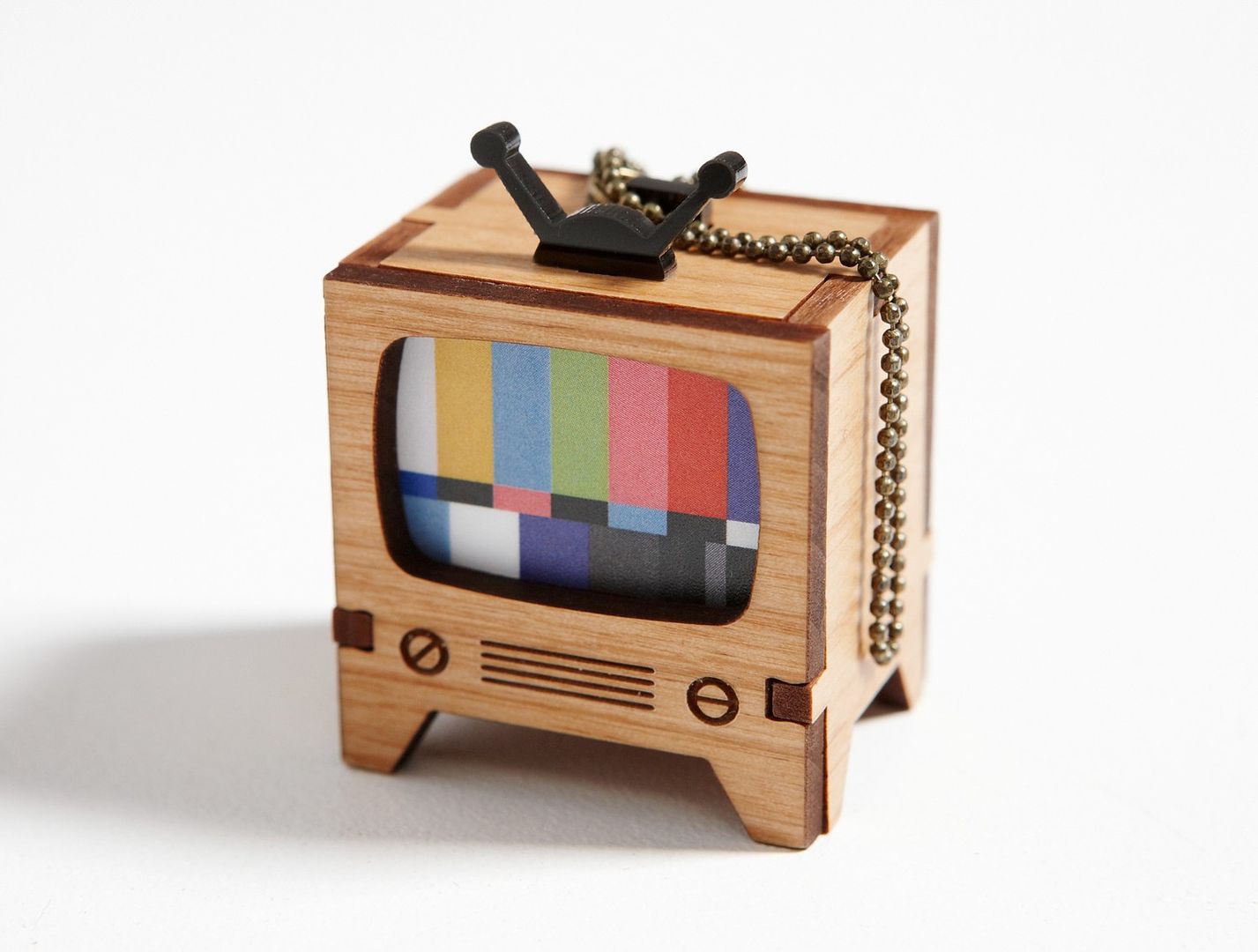 Cool wooden necklaces: 3D TV screen test necklace on Cool Mom Tech