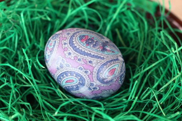 Silk tie dyed Easter egg decorating idea by Our Best Bites | Cool Mom Picks