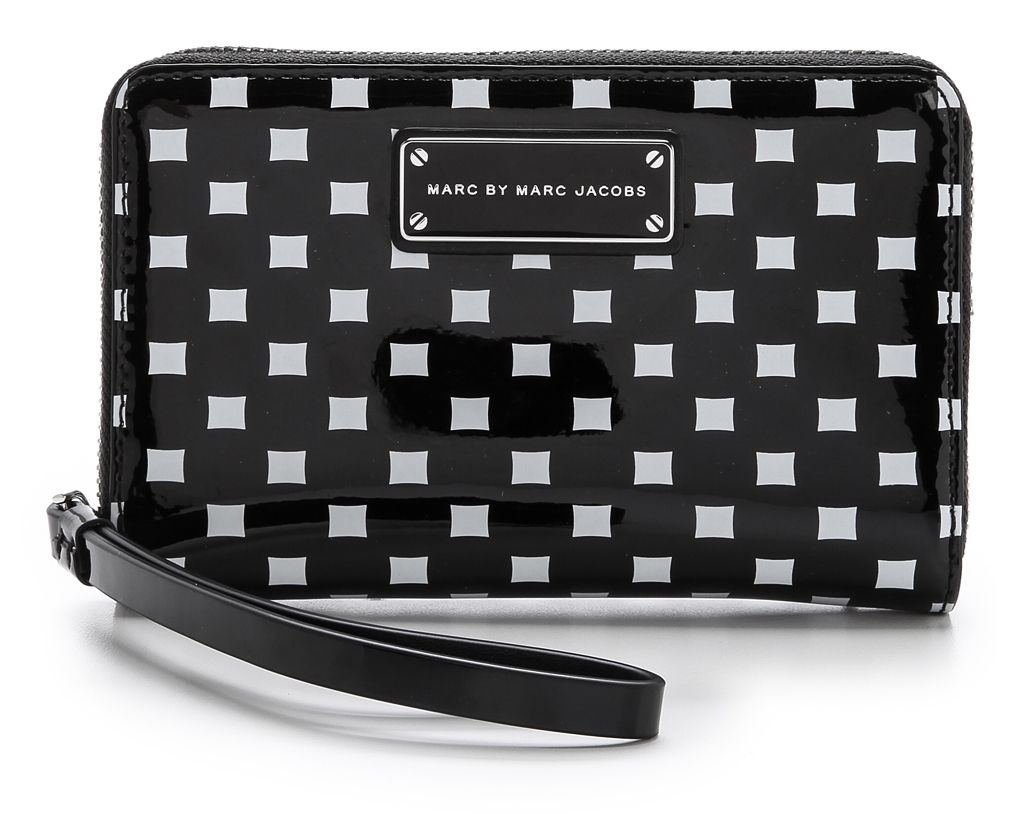 Marc by Marc Jacobs black and white smartphone wallet | Cool Mom Tech