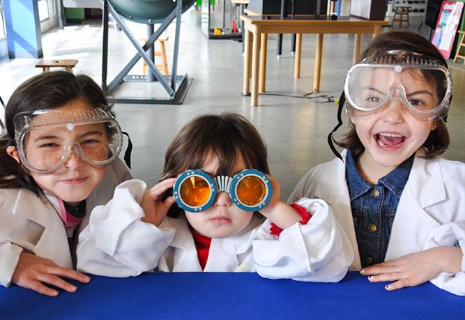 Cool STEM gifts for girls: Membership to a local science museum!