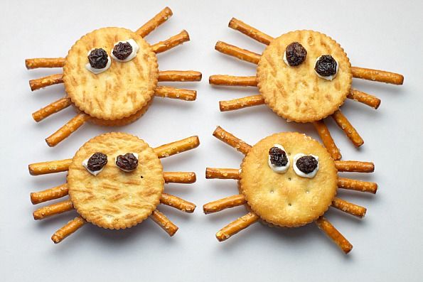 Semi-homemade Halloween snacks | Spider cracker snacks by La Jolla Mom