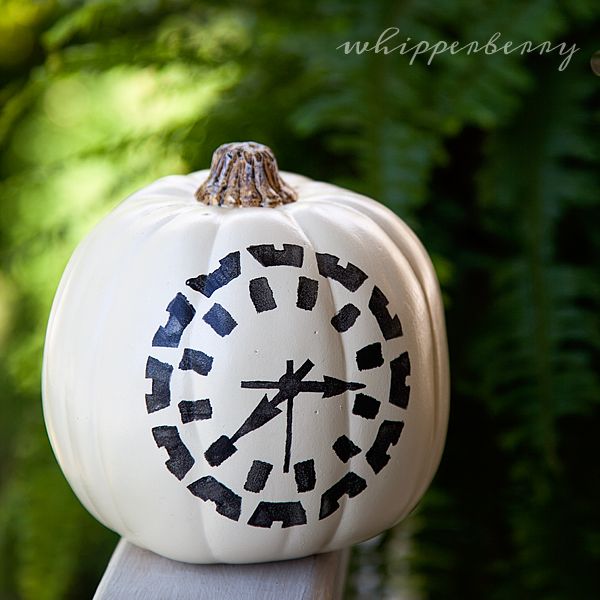 No-carve pumpkin decorating ideas: Painted pumpkin clock at Whipperberry