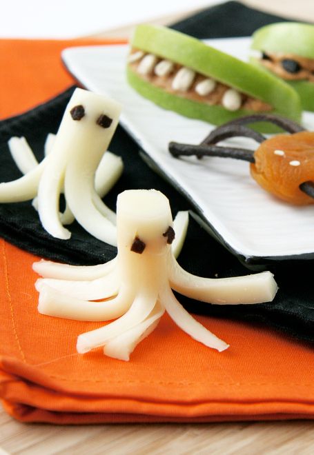 Semi-homemade Halloween snacks | String Cheese Ghosts at Natural Noshing