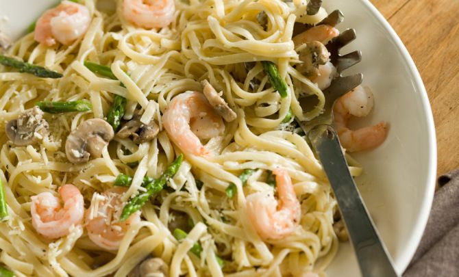 Kid-friendly asparagus recipes: Fettuccine Alfredo with Asparagus and Shrimp | Relish