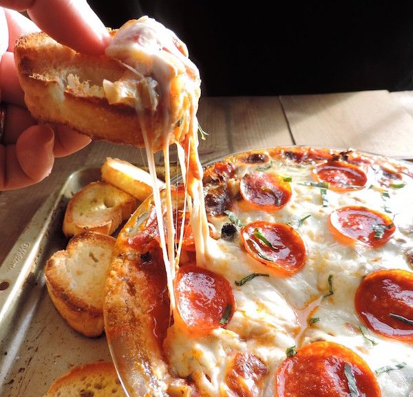 Easy make-ahead appetizers: Pizza Dip at Smell Good Kitchen. Oh my goodness.