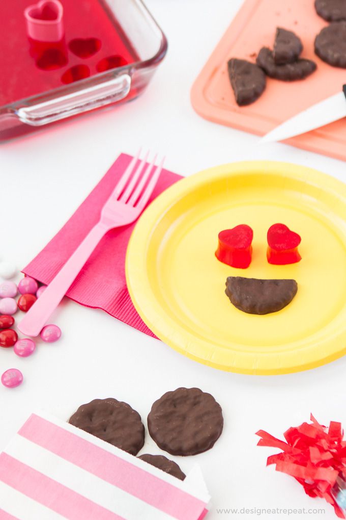 Emoji party treats from Design Eat Repeat