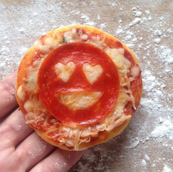 Mini pizza bagels made into an emoji