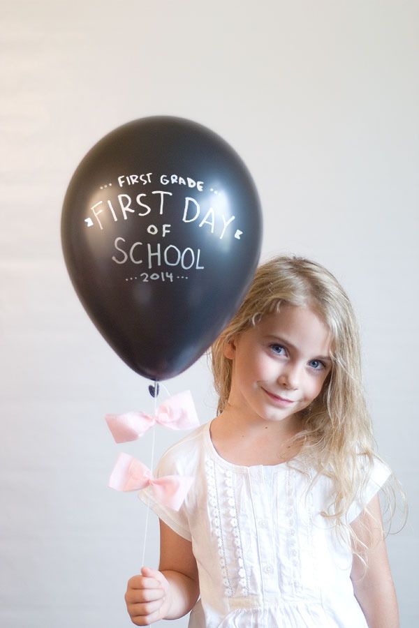 Cute first day of school photo idea: Instead of a sign, try a balloon | Confetti Sunshine