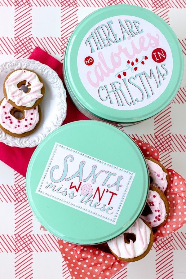 Christmas cookie gifts in tins with free printables from Striped Cat Studios