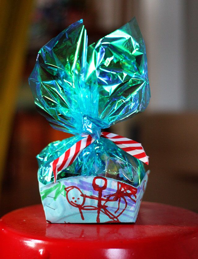 Wrapping Christmas cookie gifts in decorated paper plate as shown on Aunt Peaches