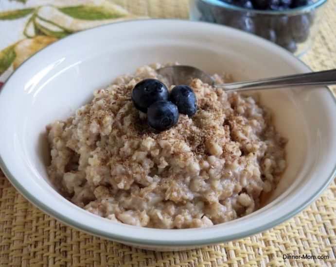 Slow cooker breakfast recipes to warm up your morning: Crock Pot Steel Cut Oatmeal | Dinner Mom