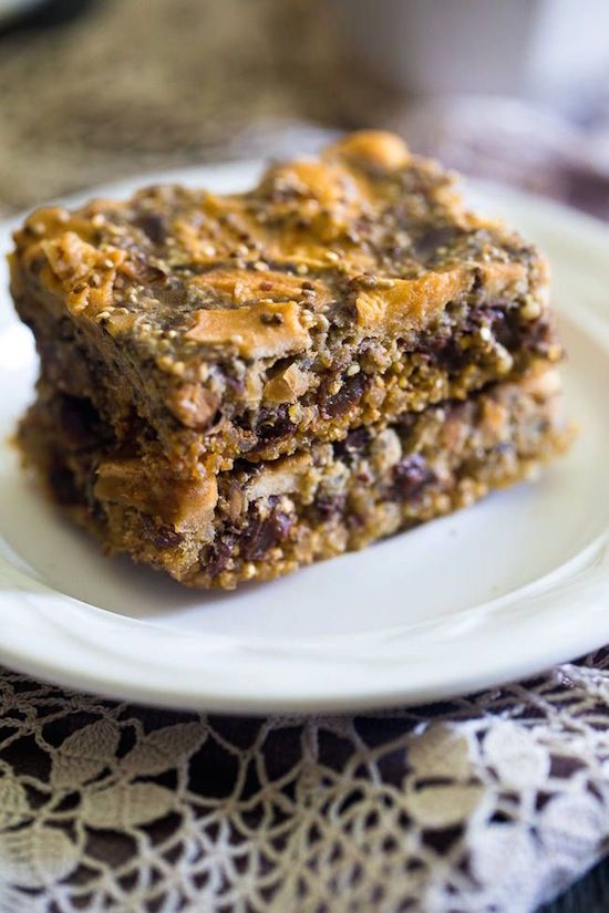 Need to get out of the house quickly? These Slow-Cooker Quinoa Energy Bars are a great on-the-go breakfast for the whole family. | Food Faith Fitness