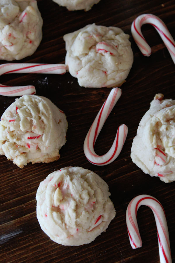 Use up leftover candy canes to make these White Chocolate Candy Cane Cookies for Santa | Tamilee Tips