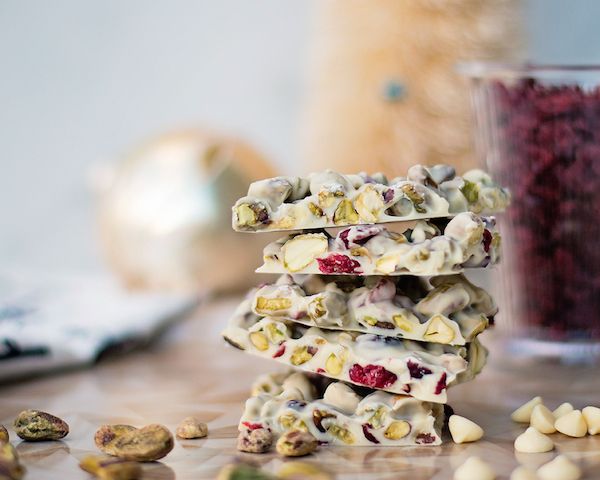 We're loving this tart and nutty White chocolate, Pistachio, and Cranberry Bark | XOXO Bella