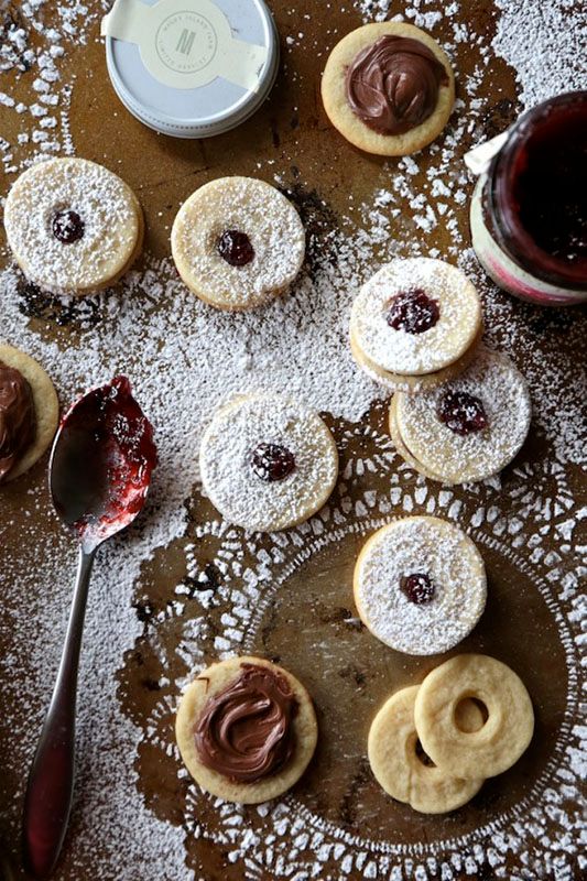 Nutella and Strawberry Sandwich Cookies are the epitome of easy cookie swap recipes. Get ready to impress! | Country Cleaver 