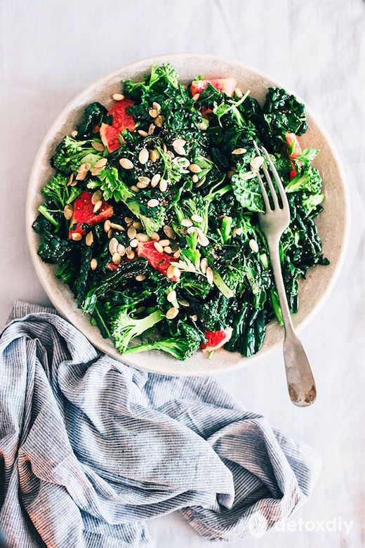 This healthy cleanse Master Green Detox Salad is bursting with power foods like kale, broccoli and grapefruit. | Detox DIY