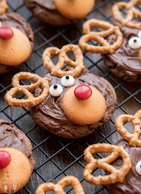 How much fun will the kids have making these Reindeer Cookies for Santa? Love! | Like Mother, Like Daughter
