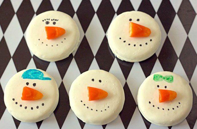 You know a recipe qualifies as an easy cookie recipe for Santa when the kids don't even need your help to make them, like these Simple Snowman Cookies | It's Yummi