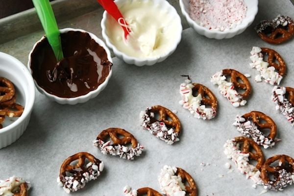 Not sure how to use up those leftover candy canes? These Peppermint Chocolate Pretzels is how! | Savory Sweet Treat