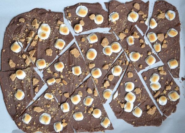 Who needs a campfire when you've got this recipe for S'mores Chocolate Bark | Measuring Cups Optional