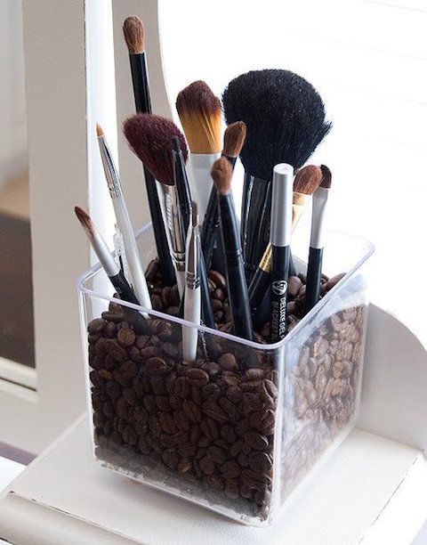 Clever makeup brush storage hack : a small vase with coffee beans or marbles | Fashion Diva Design