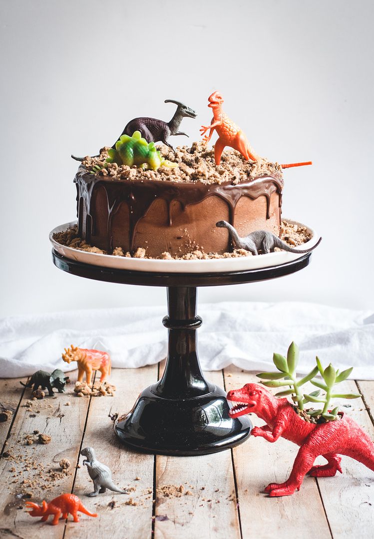 This Chocolate Chips Ahoy Cake looks deceptively hard to make—it's actually a super easy dinosaur party birthday cake | Butterlust