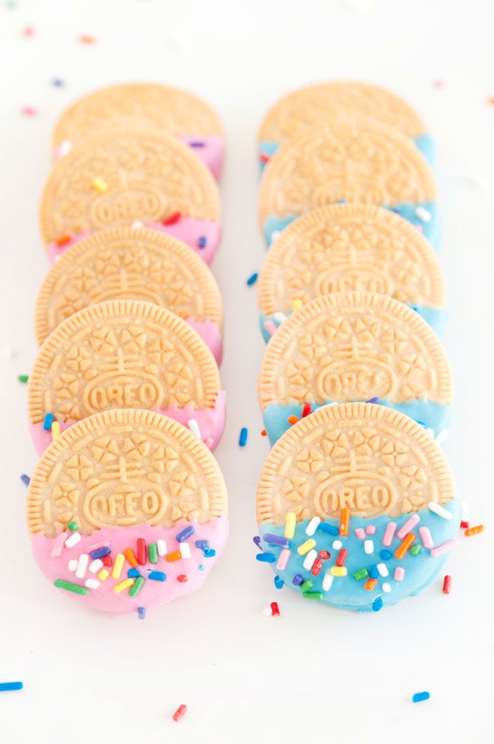 A super easy funfetti treat that you can make with the kids: Confetti Oreos | Sprinkles for Breakfast