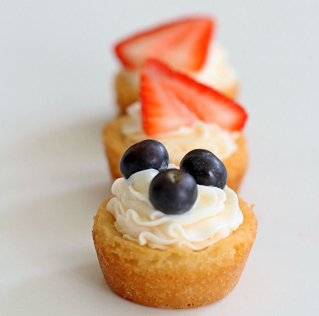 4th of July dessert recipes for a crowd: Strawberry Flag Cookie Cups | Modern Parents Messy Kids