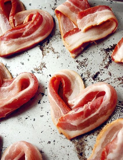 Last-minute gifts for Father's Day: A Father's Day breakfast in bed with Bacon hearts from The Paper Mama