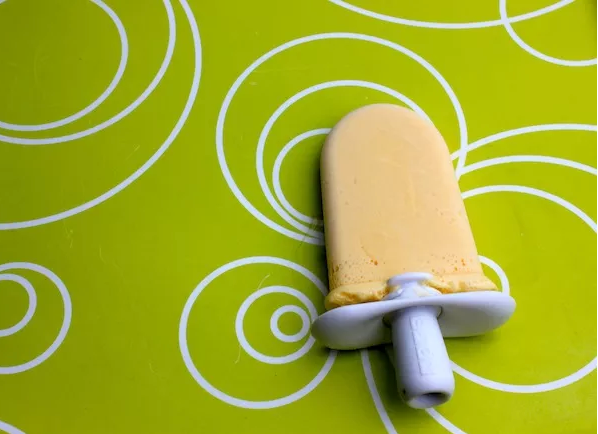 Popsicle recipes for kids: Orange and Vanilla Popsicles | Honestly.com