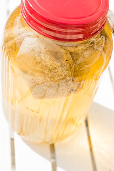 How to brew sun tea: Recipes with variations including this Ginger Iced Tea | Chasing Saturdays