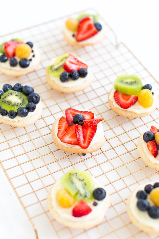 Sugar Cookie Fruit Pizzas make a fun snack—and get kids to eat some fruit! | Sugar and Cloth