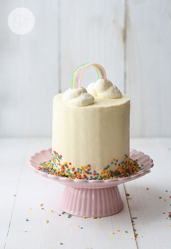 cake decoration ideas: make a rainbow out of candy via La Receta de la Felicidad