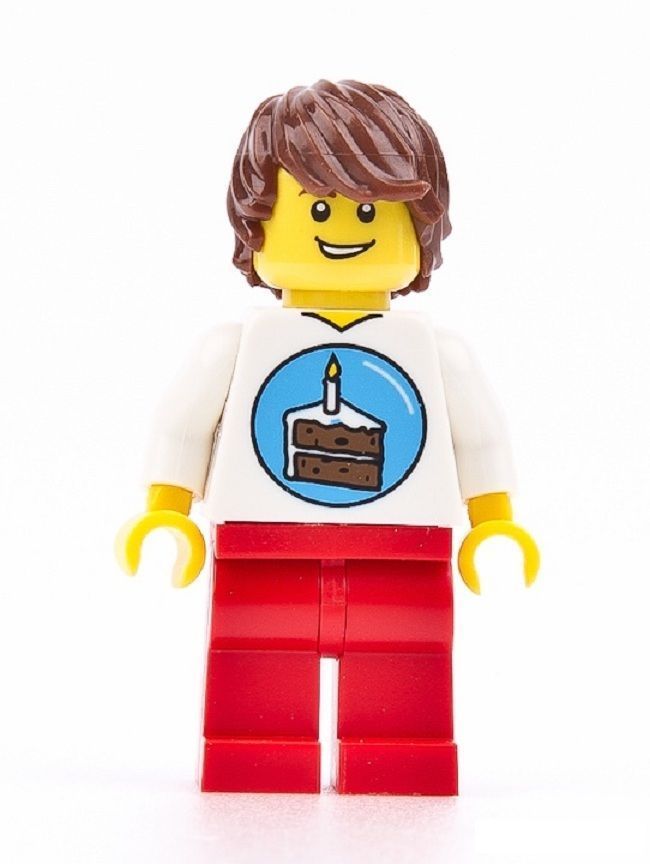 cake decorating ideas: let the LEGO birthday man minifig hold the candle on your cake