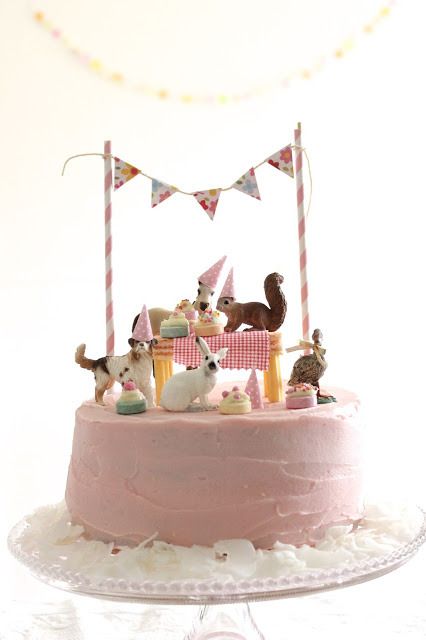 cake decorating ideas: stage a party with toy animals on top of your cake via Squeak and Squirrel