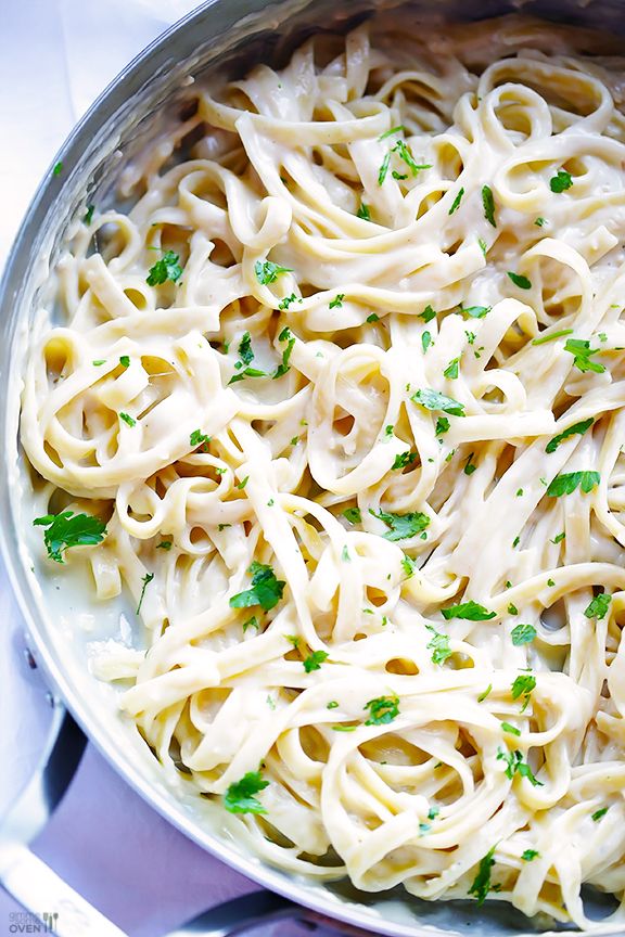 This Skinny Fettuccine Alfredo transforms a decadent classic Italian-American dish into something you can eat whenever you want | Gimme Some Oven
