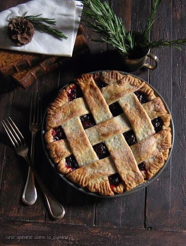 Best Thanksgiving pie recipes: A simple Cranberry Pie with Rosemary Buttermilk Crust, perfect for ending a decadent Thanksgiving meal | Une Gamine Dans la Cuisine