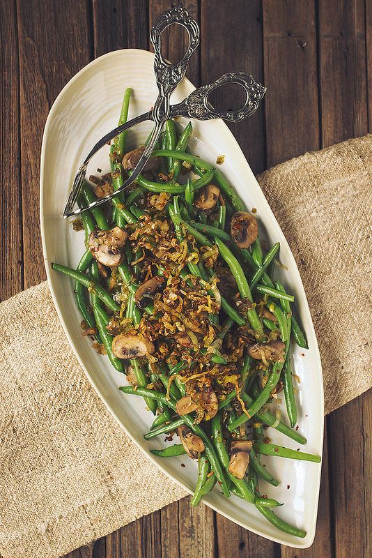 These Sautéed Green Beans with Mushrooms and Caramelized onions are one of the best vegetable (and vegan!) recipes for Thanksgiving | Tasty Yummies