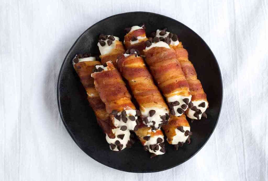 Great or gross? We're not sure, but we are curious: Bacon Cannoli recipe | Thrillist