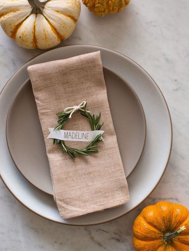 Need a festive, last-minute idea for easy Thanksgiving table settings? These mini rosemary place cards are just the thing! | Spoon Fork Bacon