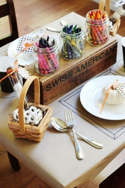 We love this easy Thanksgiving table idea for the kiddos. Butcher paper and crayons will keep little hands entertained! | Project Nursery 